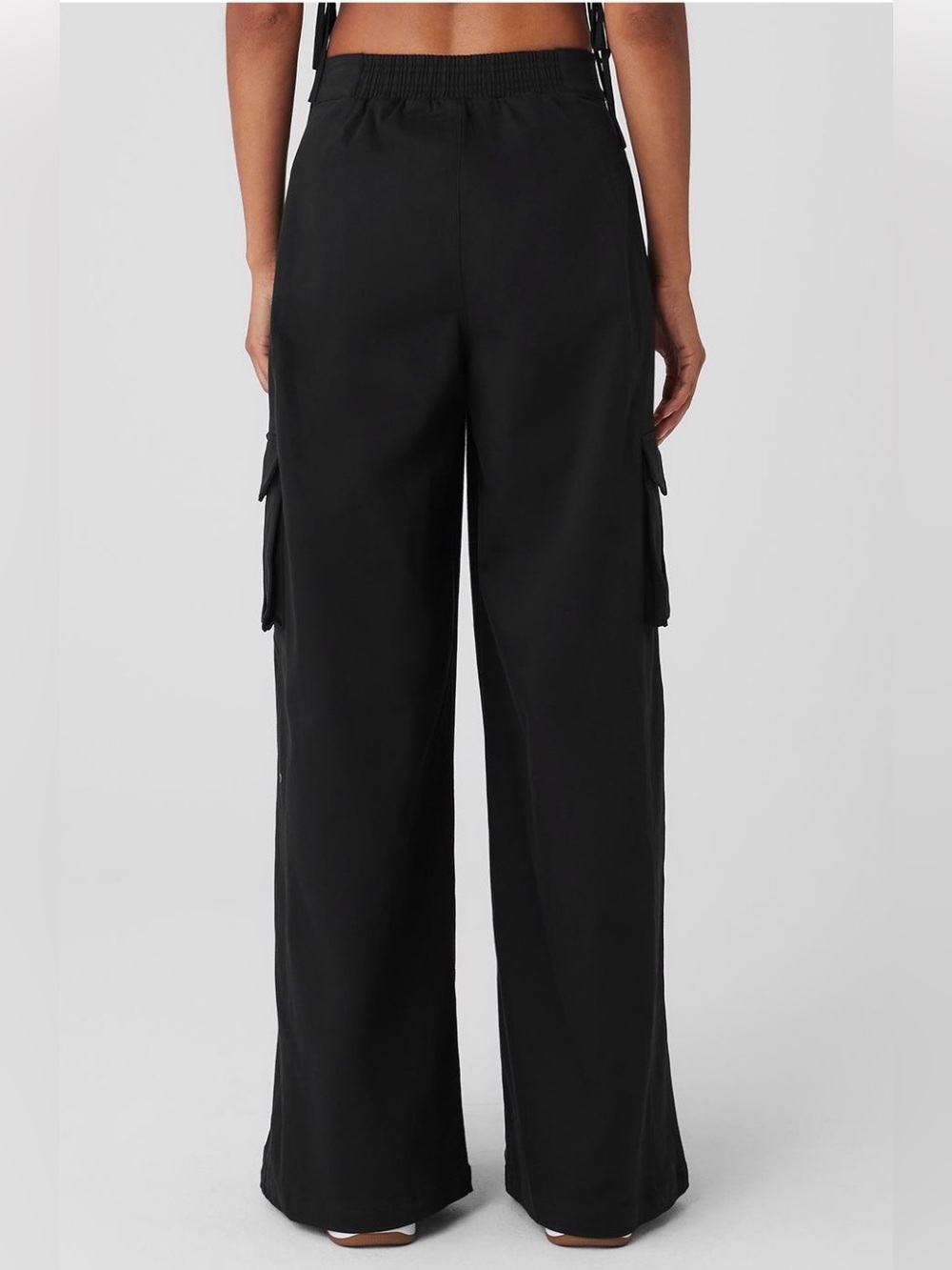 Alo Show Off Cargo Wide Leg Trouser (Long) - Black - Small - Picture 4 of 11